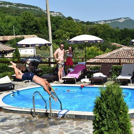 Guest House Hristova Kashta - Христова Къща Cherni Vrŭkh Buitenkant foto