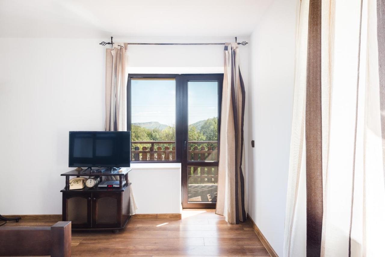 Guest House Hristova Kashta - Христова Къща Cherni Vrŭkh Buitenkant foto