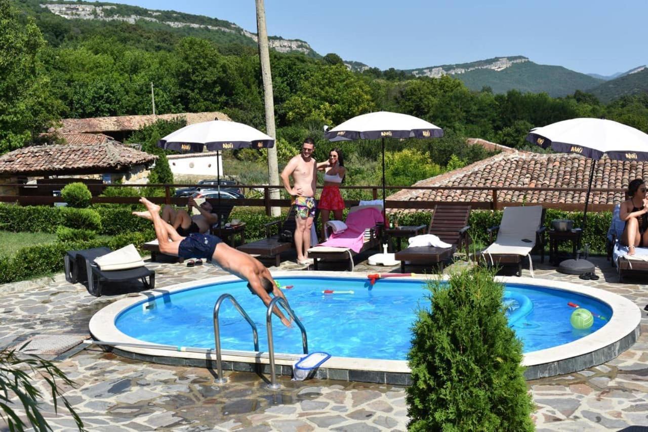 Guest House Hristova Kashta - Христова Къща Cherni Vrŭkh Buitenkant foto