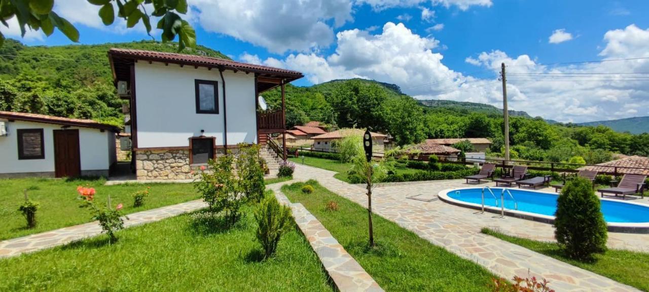 Guest House Hristova Kashta - Христова Къща Cherni Vrŭkh Buitenkant foto